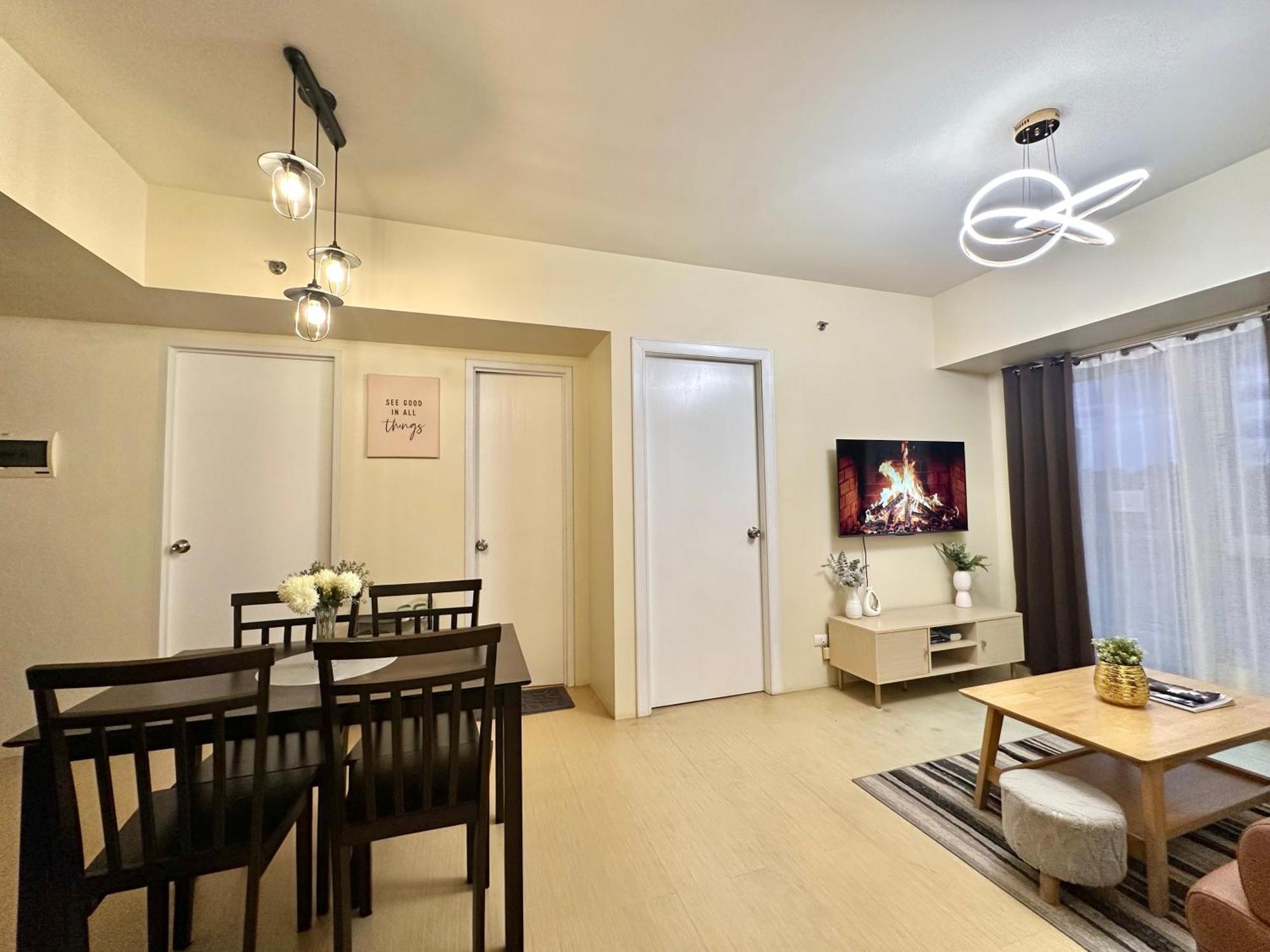 2-Bedroom Condo Unit With Balcony At Centrio Tower Beside Ayala Centrio Mall Downtown Cdo คากายันเดโอโร ภายนอก รูปภาพ