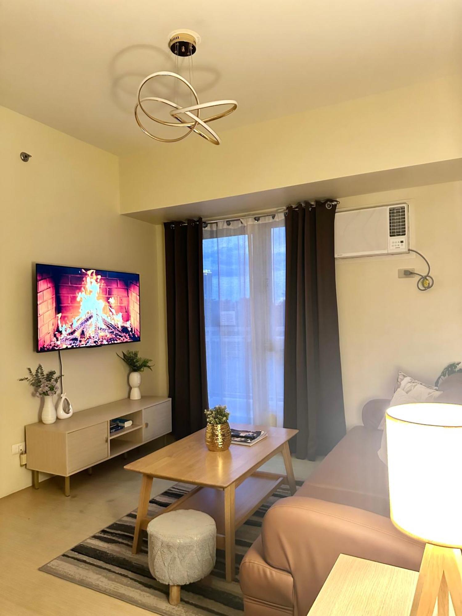 2-Bedroom Condo Unit With Balcony At Centrio Tower Beside Ayala Centrio Mall Downtown Cdo คากายันเดโอโร ภายนอก รูปภาพ